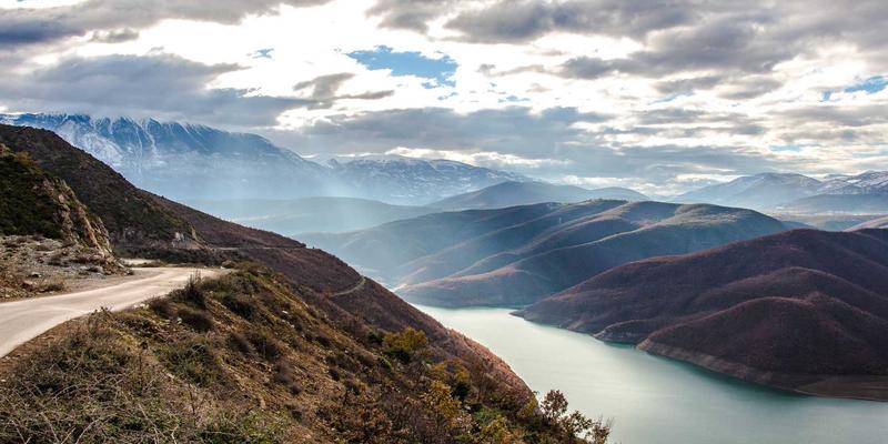 智能驱动未来：OKAYA太阳能路灯储能系统配置与成本效益深度解析